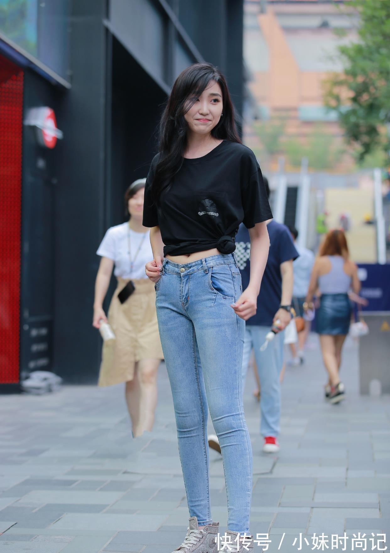 牛仔裤|时尚穿搭:黑色上衣搭配蓝色牛仔裤+板鞋