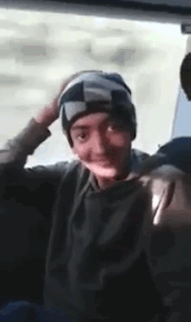 |搞笑GIF:刚领完结婚证,女朋友整个人都飘起来了!