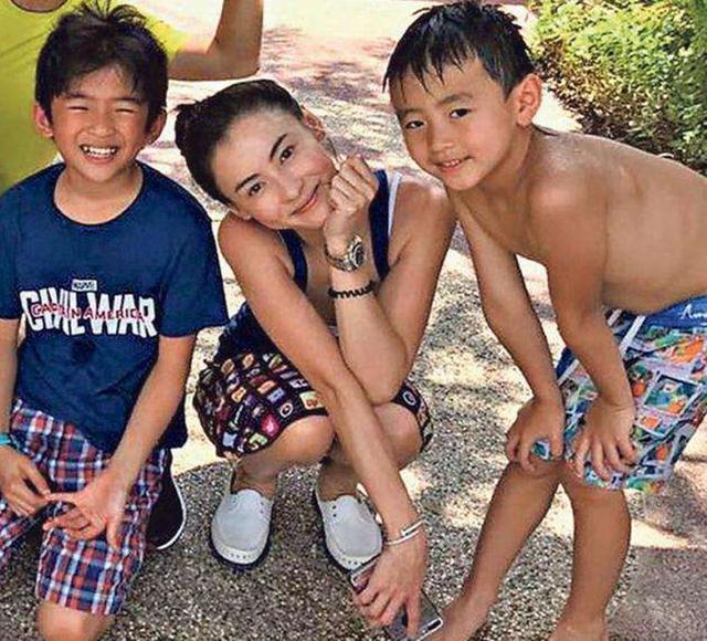 直男|宝妈穿露肩装抱娃出门,“直男宝宝”担心妈妈走光,不停往上拉