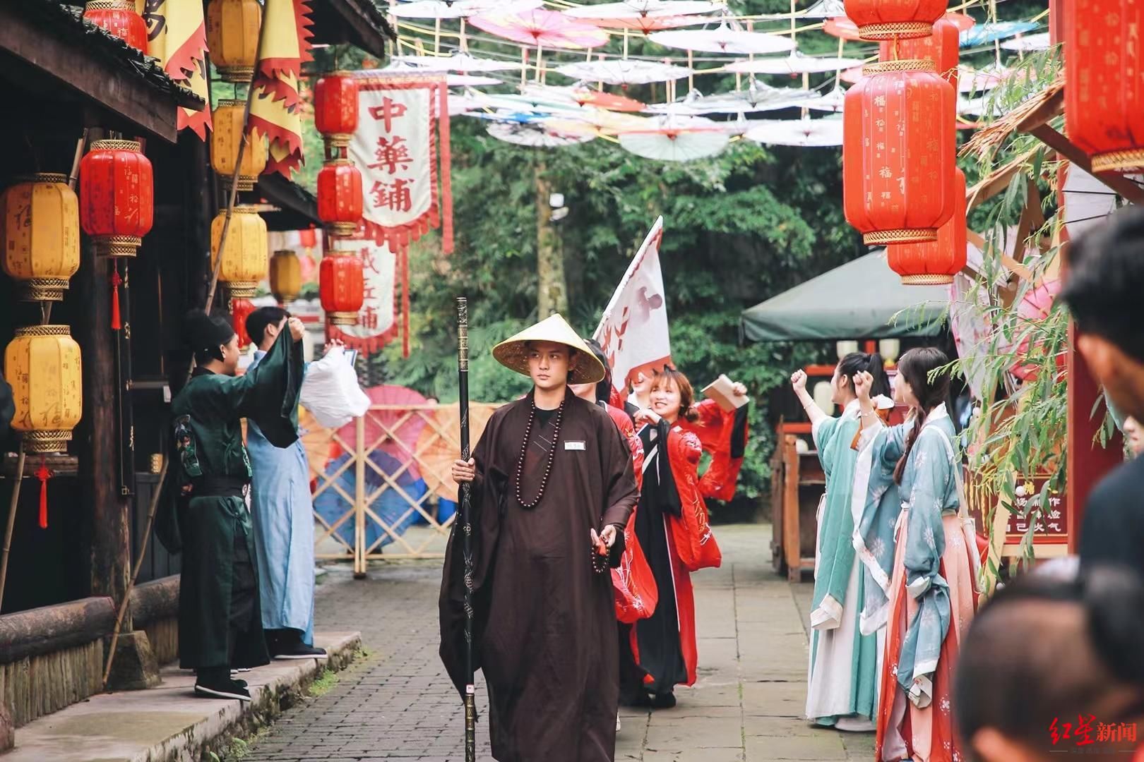 npc|这个剧本杀玩得嗨，整个小镇都是它的游戏场馆