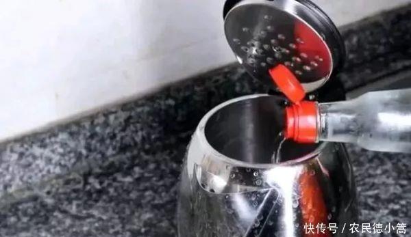 水壶里有水垢怎么办水壶里倒一点它，再多水垢都能自己掉干净