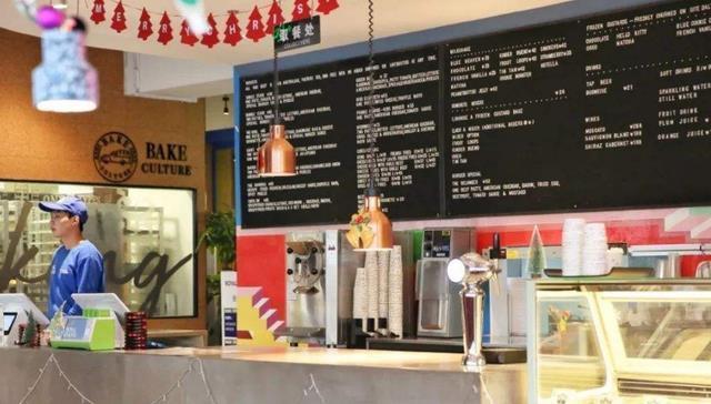 快餐店|吴尊汉堡店一夜走红,随手去买2个“牛肉堡”,结账时以为听错了