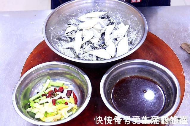 炒茄子时,先放油就错了!饭店大厨教你1招,茄子不吸油不发黑