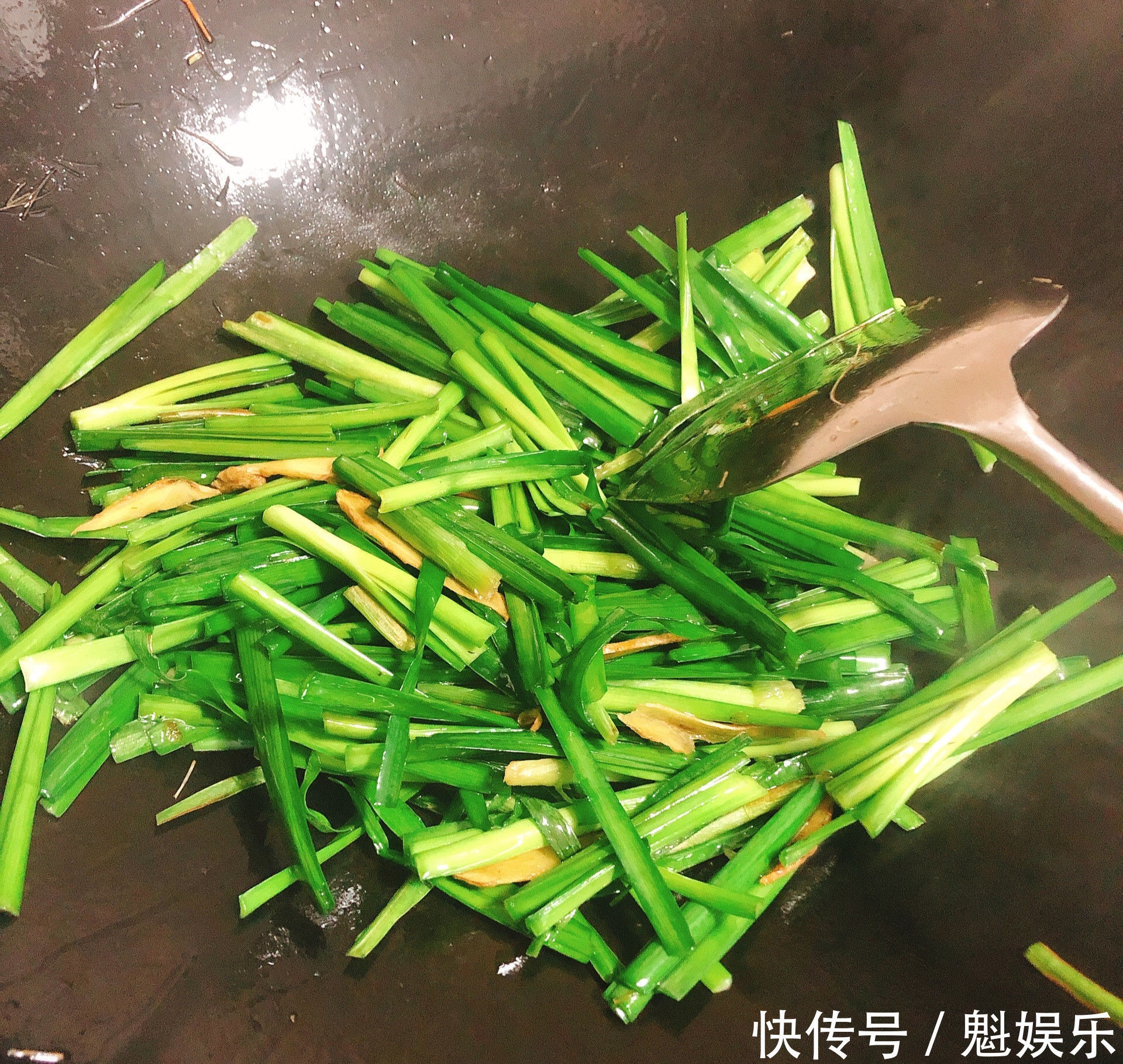 香喷喷的韭菜炒虾米,小孩子长身体要多吃,开胃又营养