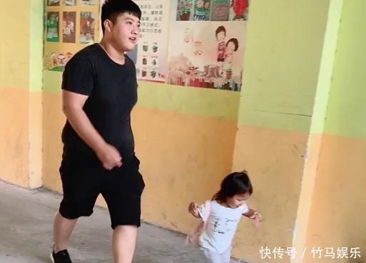 幼儿园|奶爸“颤抖式”送娃上学,网友:娃好可爱,好想抱走她爸爸