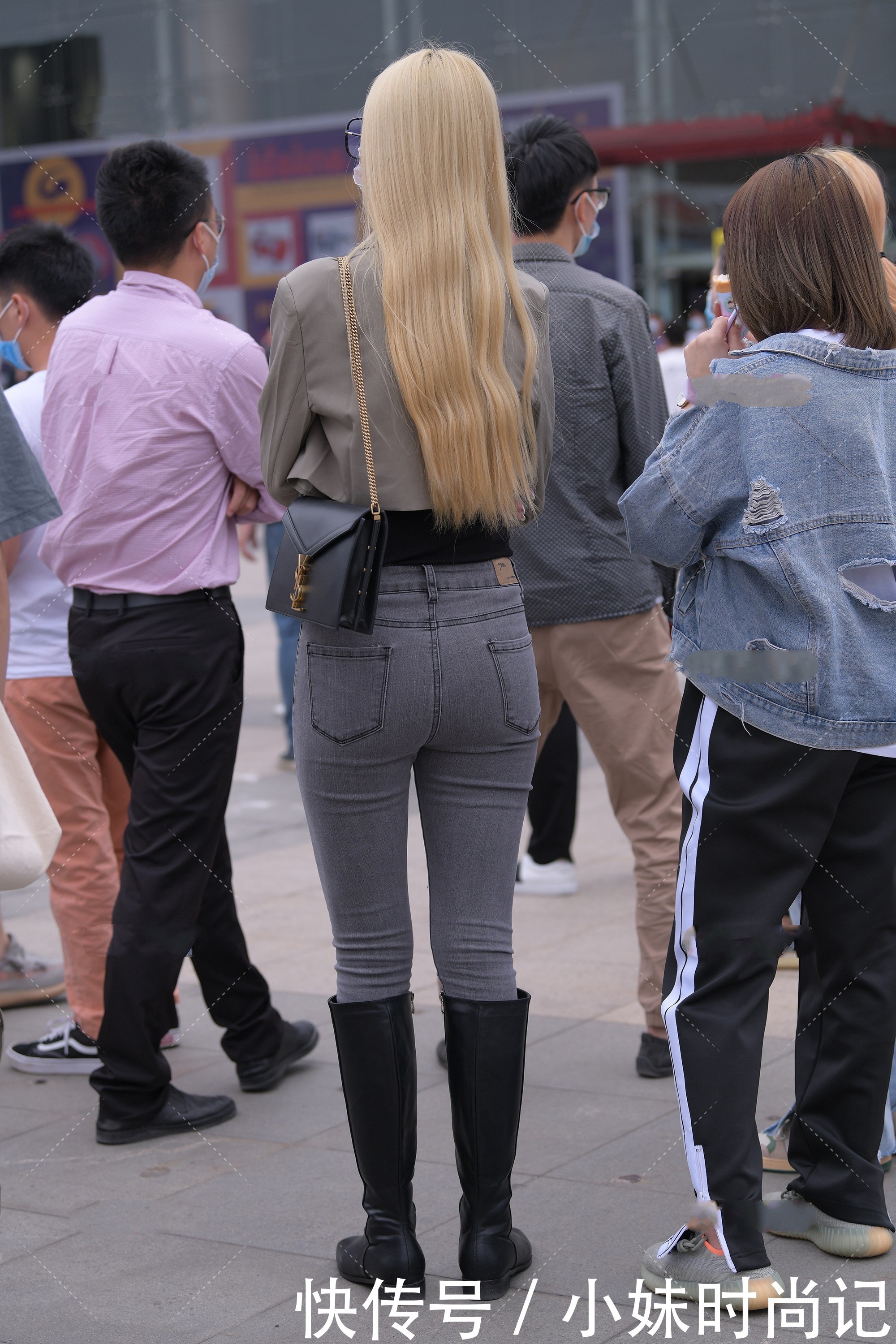 时髦|街拍:长筒靴的温暖与百搭, 整体穿搭更潮酷, 显时髦感