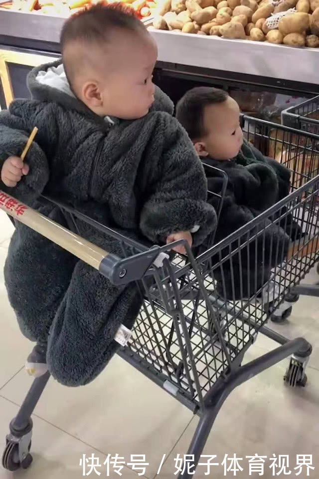 家长|爸爸妈妈带三胞胎逛超市,老二却“独享”一个小推车,原因很搞笑