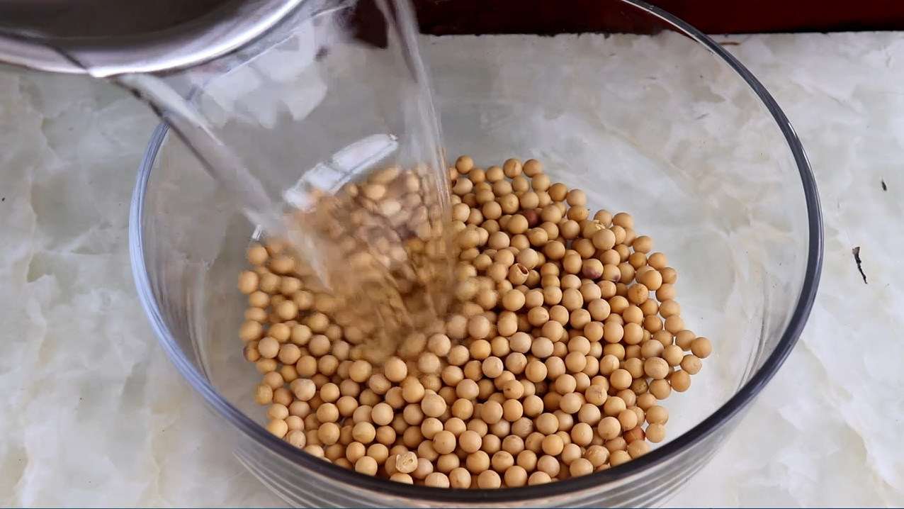 黄豆别再打豆浆了，教你一个更营养的做法，香辣开胃下饭，超好吃