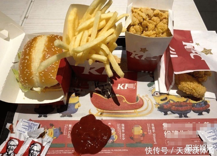才知道,肯德基提供了挤番茄酱的地方,而我没发现,都挤在餐纸上