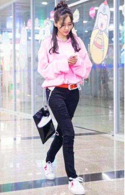  baby|跑男路透邓紫棋王霏霏加入，baby紧身裤显胯大，邓紫棋成一米五
