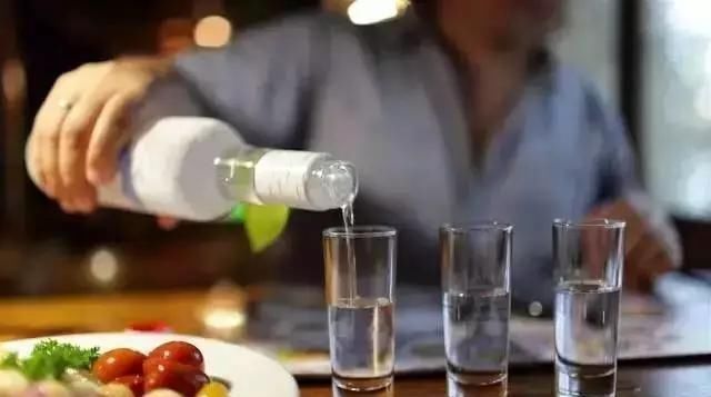 有害无益|酒桌识人术:酒桌上的这2种人,切记不能交往,有害无益