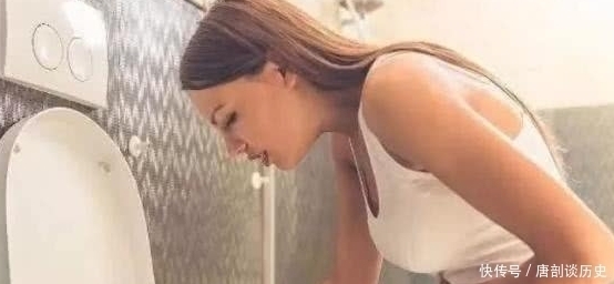 女生来大姨妈，经常排出“红肉团”？多半是“这3原因”，别不当回事！