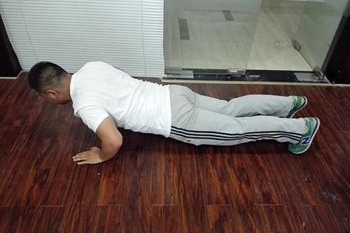 运动|男子练习俯卧撑,一天一练和隔天一练,哪个更好?每次多少合适?