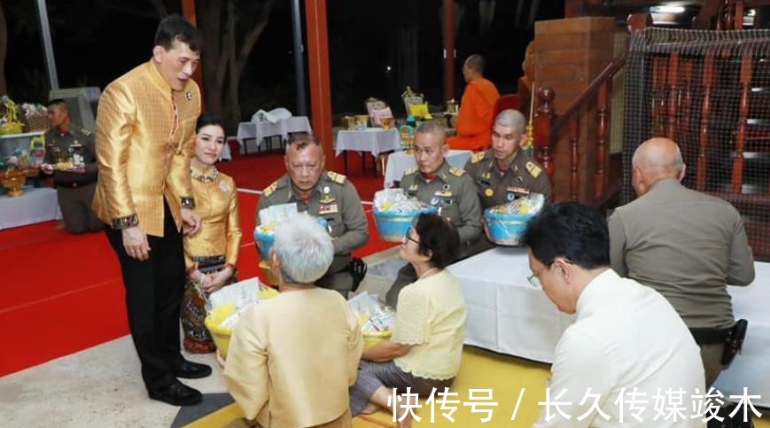 蕾丝|诗妮娜新造型好美，头上佩戴纯白色发箍，深情注视69岁泰王