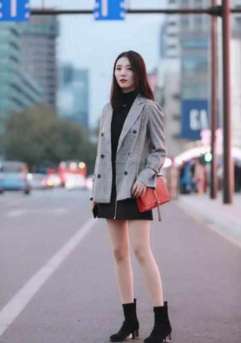小姐姐|街拍:OL小姐姐一袭小西装,装扮到底,时尚大气又不失性感