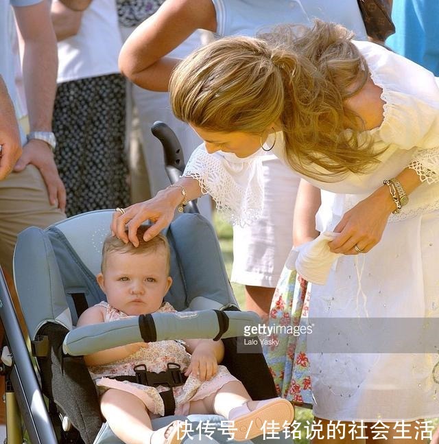 蕾丝!谁说莱蒂齐亚不爱珠宝光是腕间都很精彩,最爱婆婆送的字母手链!
