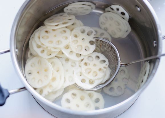 莲藕别再炖汤，这才是最好吃做法，又香又脆还入味，比吃肉还香！