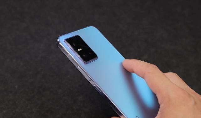 光致|vivo S10 Pro采用的光致变色工艺，为何让人感到新奇但不意外？