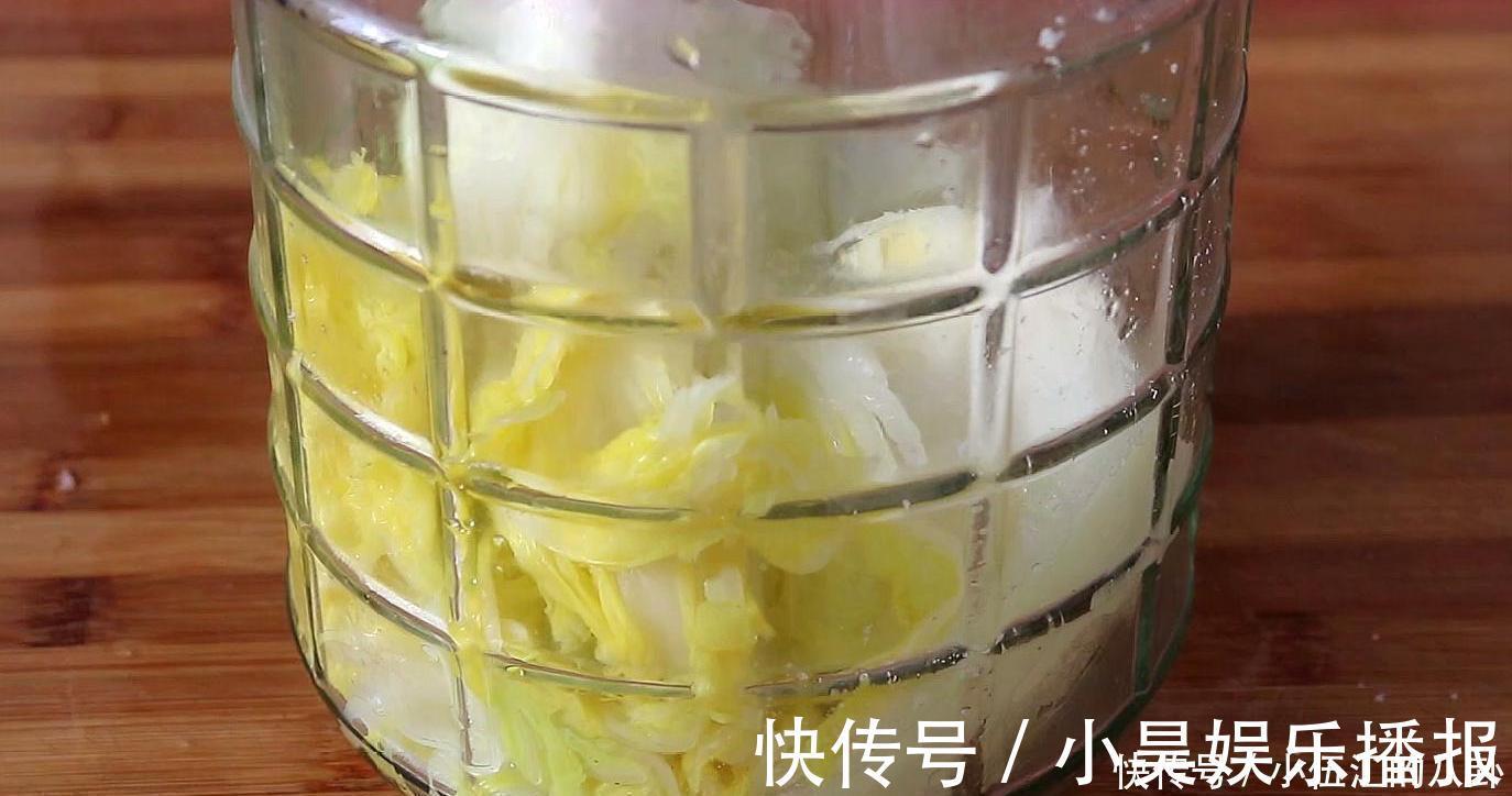 白菜|白菜不再炒着吃了，教你特色吃法，开水一烫，特别解馋