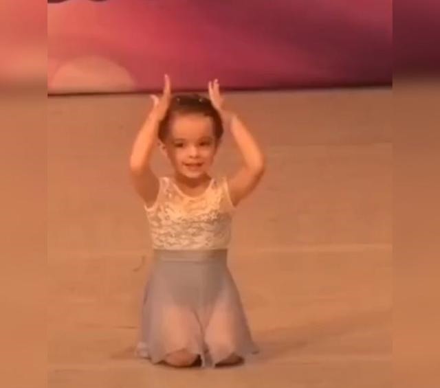 孩子|4岁小姑娘“跳芭蕾”火了，宛若一个小精灵，网友真的想偷过来