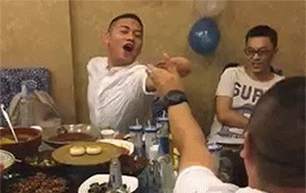 |搞笑GIF段子:找到板凳师傅,估计能把这做成一个开天锤