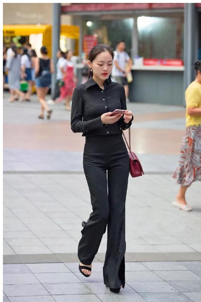 小姐姐脚上穿着一双尖头的高跟鞋，带着气质与魅力