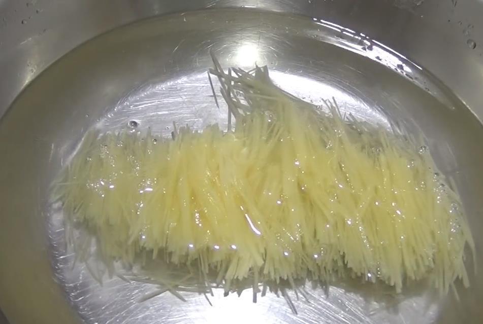 虾还可以这样吃,外酥里嫩,香脆可口,在家也能做的金丝虾球