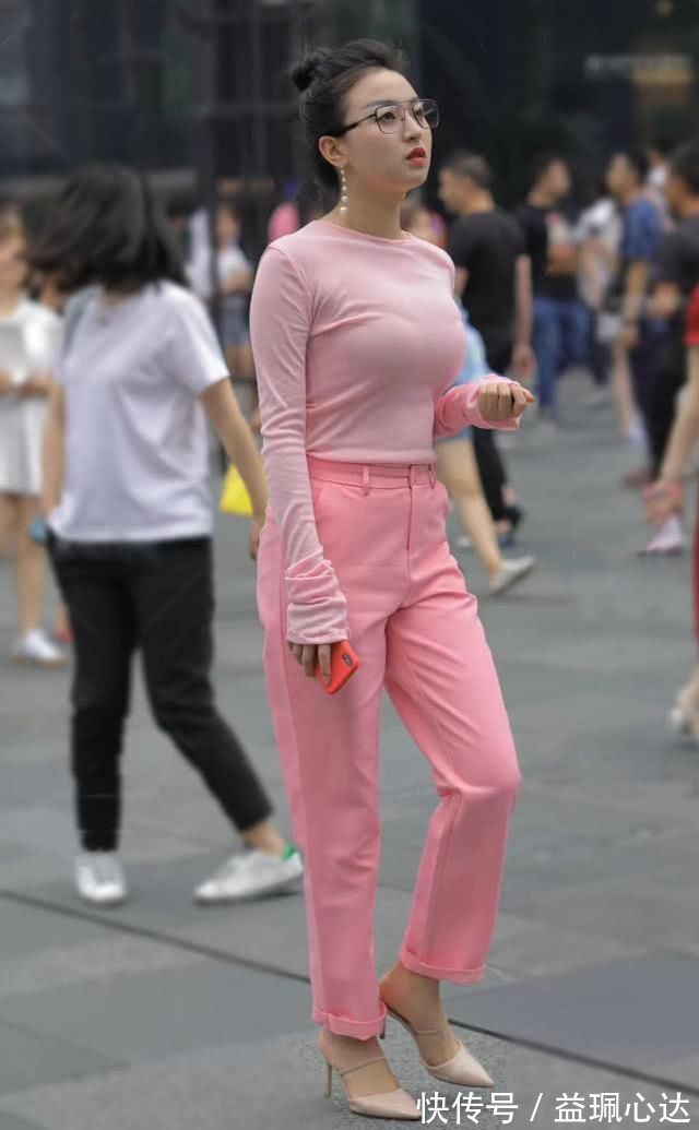 小姐姐|街拍美女小姐姐浅粉色长袖搭配荧光粉休闲裤，显得优雅又知性