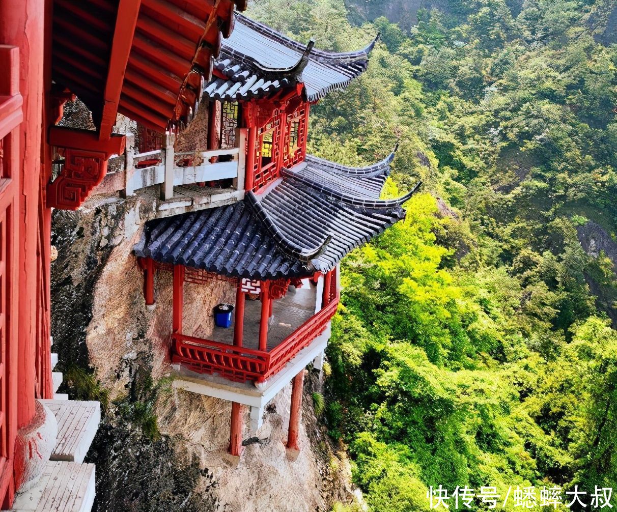 浙江隐藏着一个幽静好玩地,镶嵌在万仞峭壁间,靠木柱凌空支撑