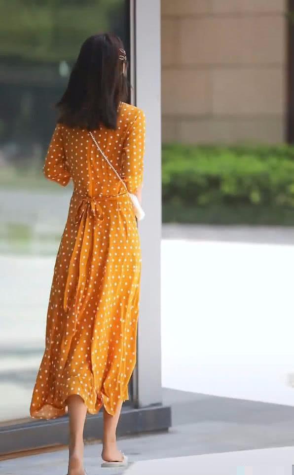 深灰色|街拍小姐姐外搭黑色休闲T恤配上深灰色牛仔热裤,少女感十足