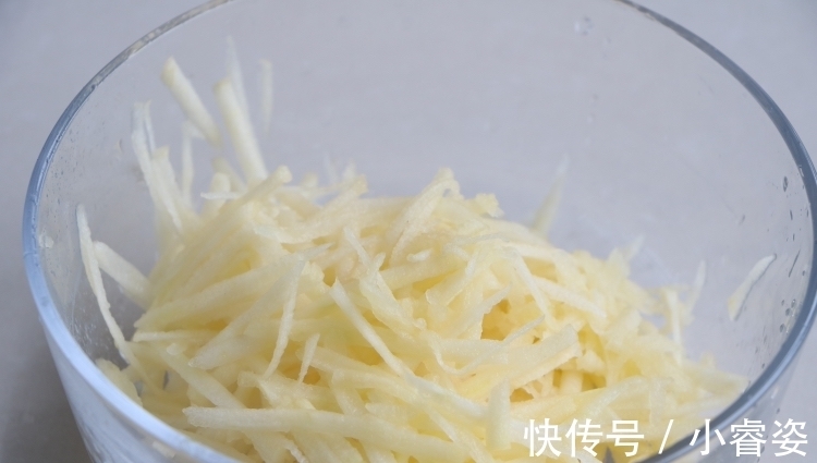 早餐|苹果加2个鸡蛋,8分钟做成早餐,又香又软,出锅馋到流口水,真香