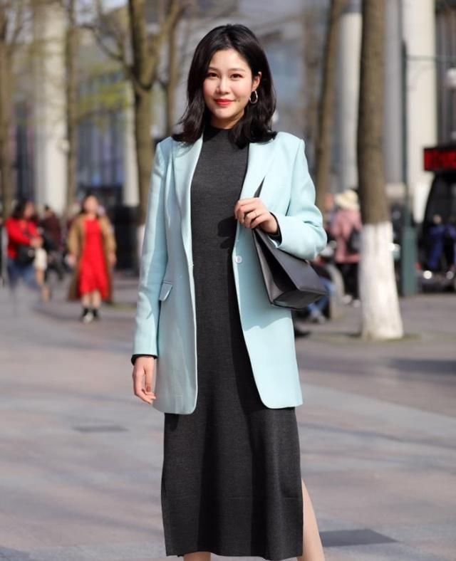 美女连衣裙充满潇洒帅气的活力，美感大方给人潇洒自若的感觉