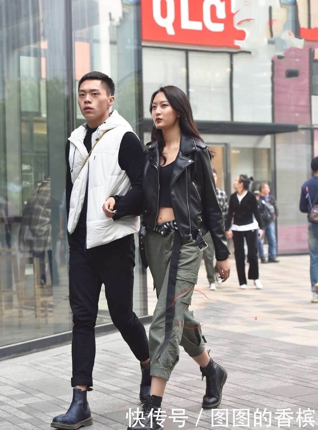 路人街拍,小姐姐选择红色露脐短T搭配白色紧身短裤,真是美翻了