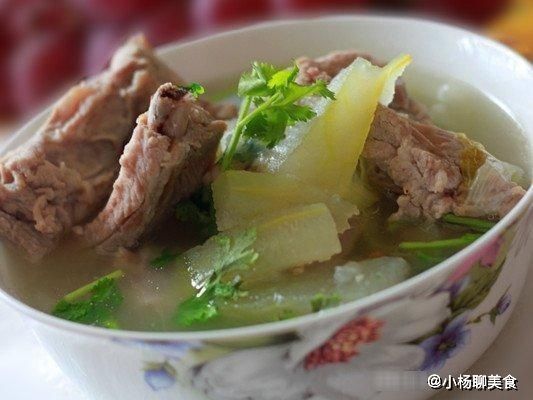 骨头|炖排骨汤尽量避开“这3味料”，不仅不会去腥味，还会坏了整锅汤