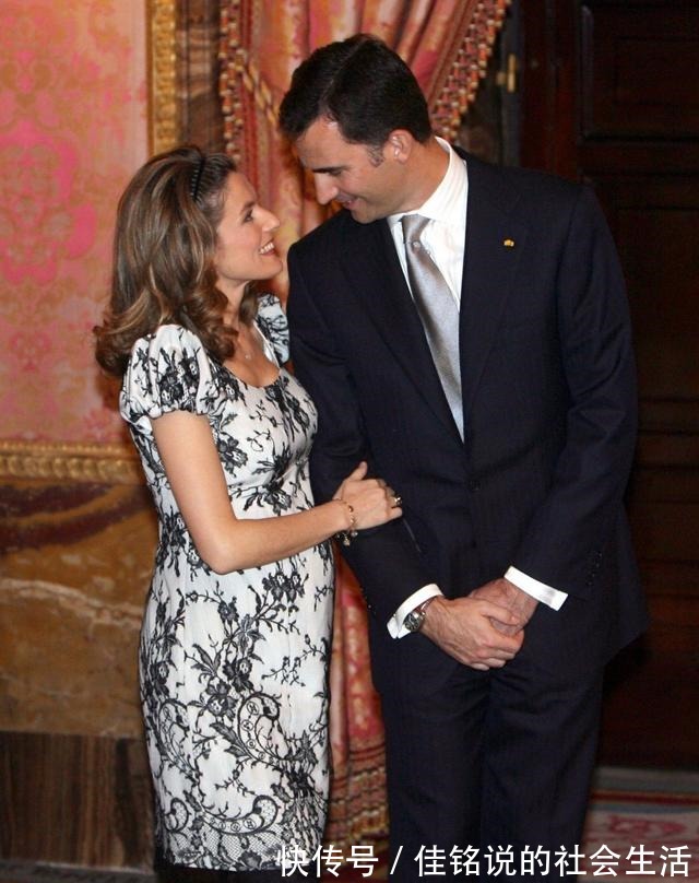 蕾丝!谁说莱蒂齐亚不爱珠宝光是腕间都很精彩,最爱婆婆送的字母手链!