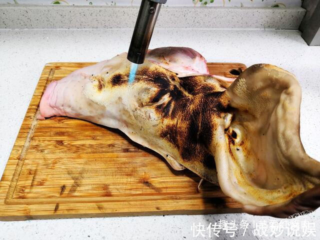 耳朵眼|一百多买个大猪头，卤好了全家都爱吃，肉香皮弹卷饼吃一点也不腻