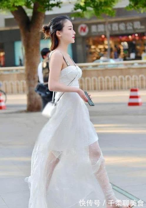 清纯|美女穿白色外衣和粉色阔腿裤,清纯可爱,精致发型吸睛无数