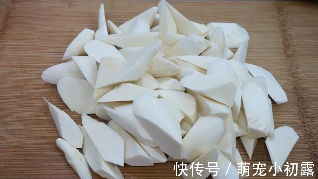 油焖茭白|家中有老人的快来看,常吃此菜,味道鲜美,还可以预防骨质疏松