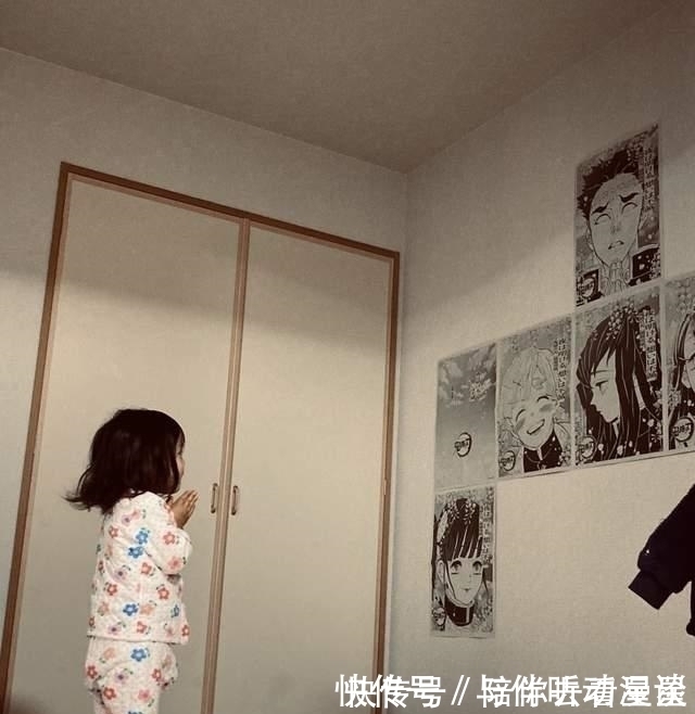 死忠粉|日本萝莉将《鬼灭之刃》角色当“祖宗”,诚心膜拜,母亲无力吐槽
