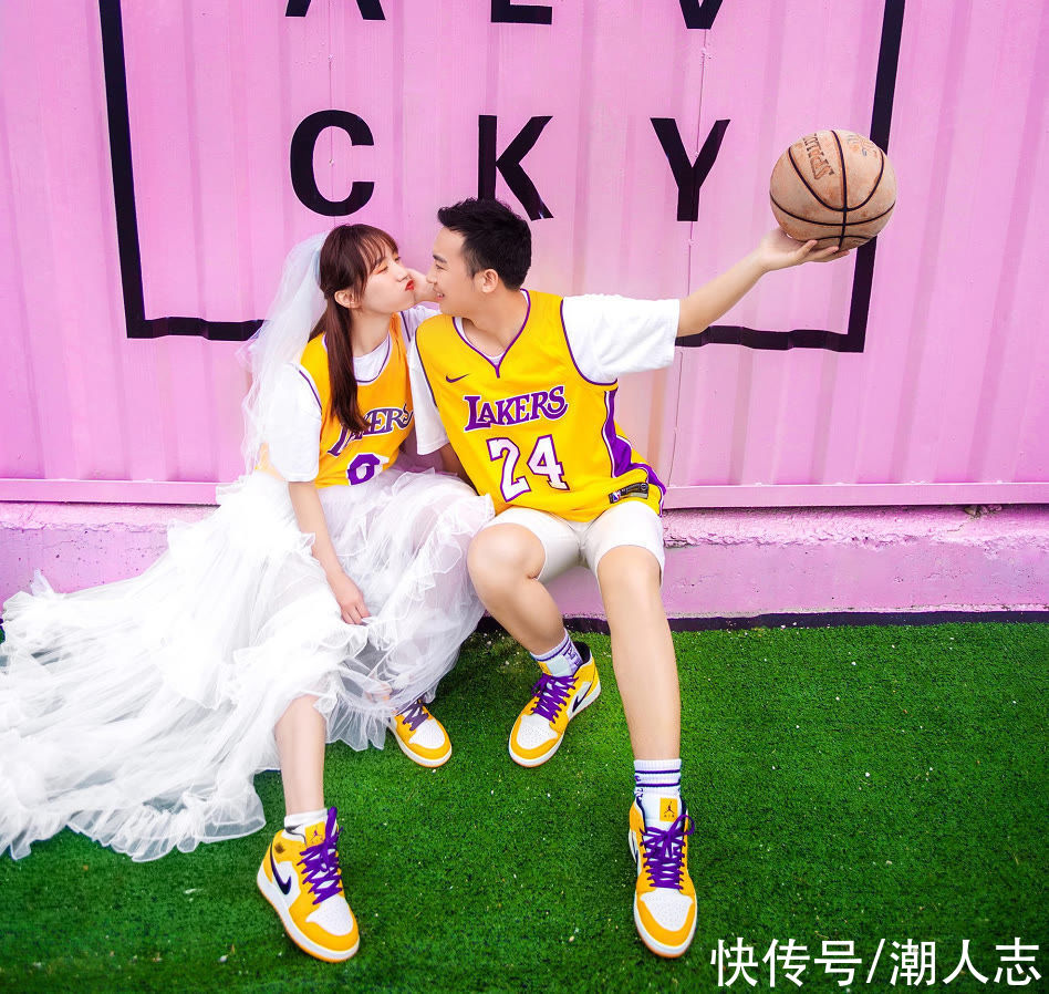 婚鞋|谁说结婚一定要穿高跟鞋?婚纱配AJ球鞋,引领2021潮流新趋势