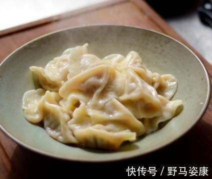 香味|做白菜饺子时，别用盐杀水了！学会1步，白菜不出水，鲜香味十足