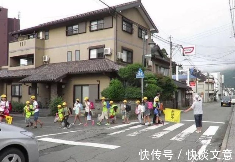 指责|教授指责“家长接送”行为，称迟早毁掉孩子，引发家长不满