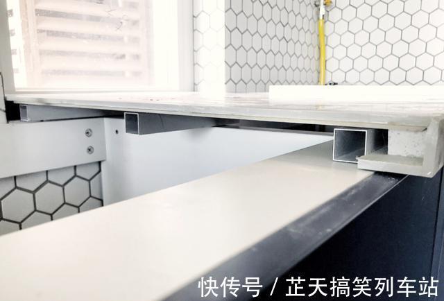 收纳|厨房别再贴瓷砖了,这种新型替代材料,看着高级还耐脏