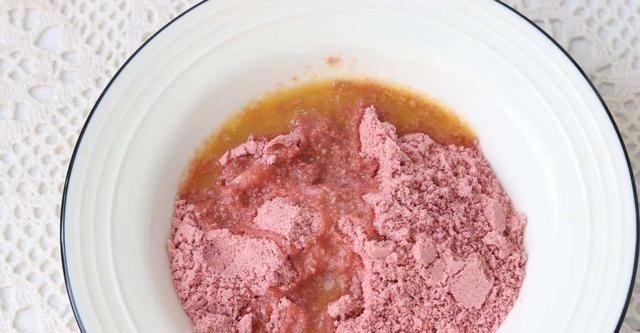 这蛋糕用酸奶和牛奶就能做，免蒸烤，入口即化，好吃不上火