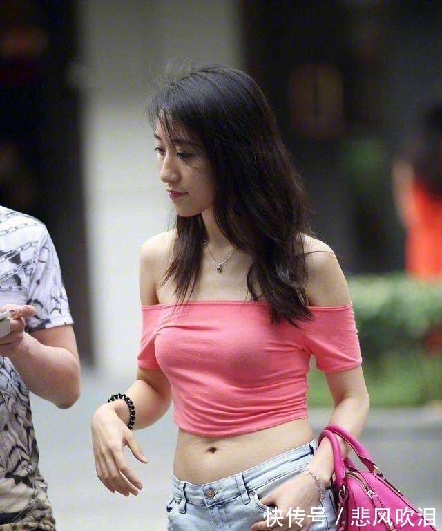 t恤|街拍:气质豹纹连衣裙,穿出女人的轻熟魅力,容易引起路人遐想!
