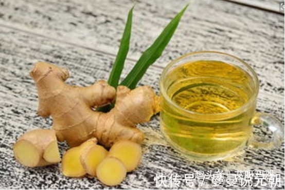 养颜|生姜两片熬水,饭后一杯排毒祛湿养颜治失眠,体重一天一个样