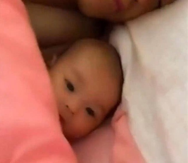宝宝|妈妈起床后爸爸搂着宝宝睡觉,当妈妈回头看孩子时,眼角湿润