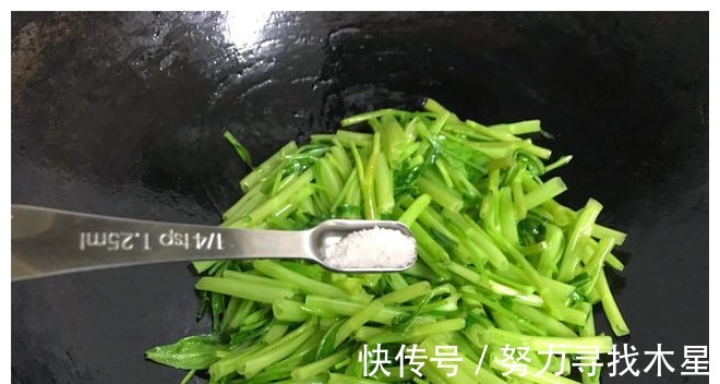 夏天|夏天要多吃这碱性蔬菜，钙是西红柿的12倍，5块钱1把，清脆又！