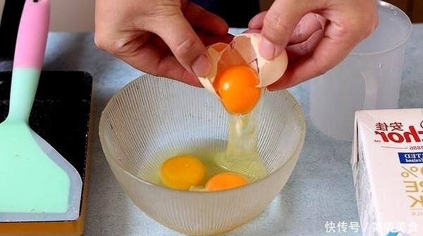 牛奶|做点玉子烧当早餐,1瓶牛奶3个蛋,放点芝士还能拉丝