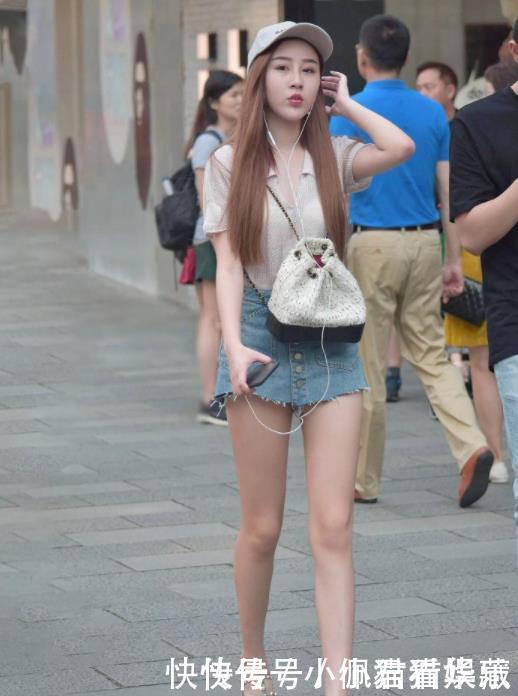 与众不同|街拍美图青春靓丽的小姐姐,穿搭牛仔短裙,穿出与众不同的风采
